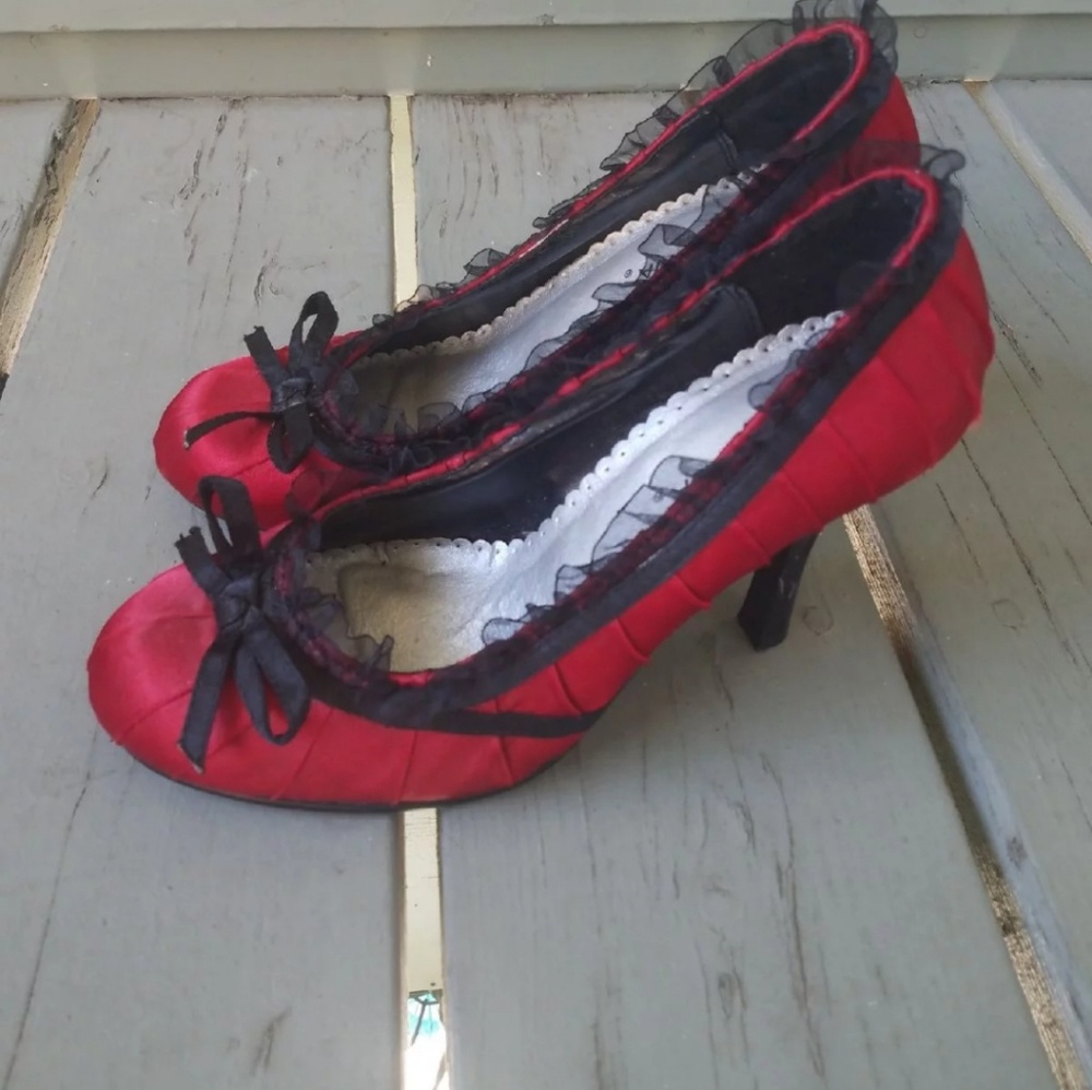 Classy Red Heels - Picture 2 of 3